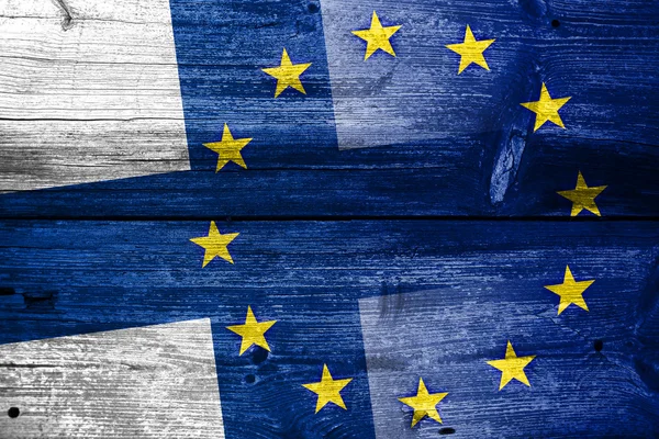 Finland en de Europese Unie vlag geschilderd op oude houten plank textuur — Stockfoto