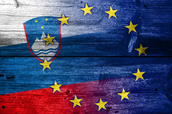 Eslovenia y la Unión Europea Bandera pintada sobre madera vieja textura de tablón — Foto de Stock