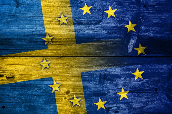 Schwedische und europäische Gewerkschaftsfahne auf alte Holzplanken gemalt — Stockfoto