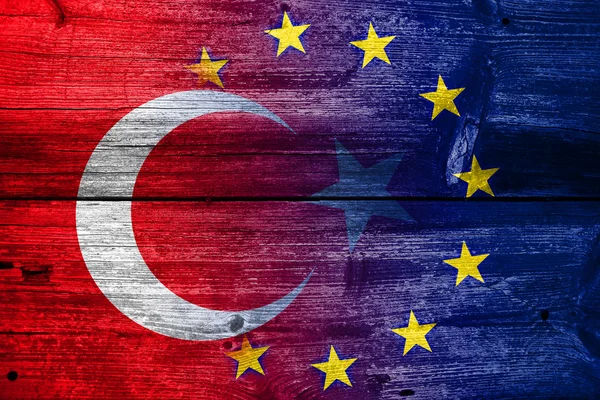 Turquie et Union européenne Drapeau peint sur une vieille planche de bois — Photo