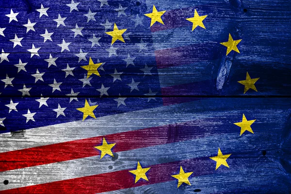 Bandera de los Estados Unidos y la Unión Europea pintada sobre madera vieja textura de tablón —  Fotos de Stock