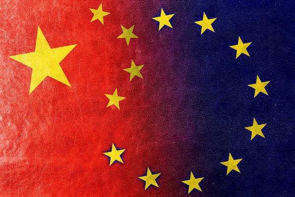 China e União Europeia Bandeira pintada sobre textura de couro — Fotografia de Stock