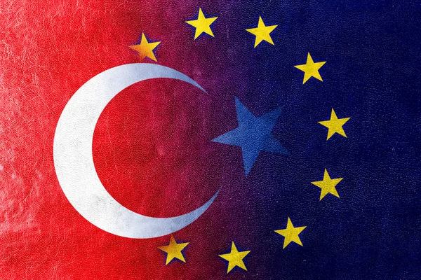 Turquia e União Europeia Bandeira pintada sobre textura de couro — Fotografia de Stock
