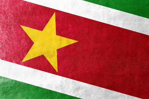 Suriname Flagge auf Lederstruktur gemalt — Stockfoto