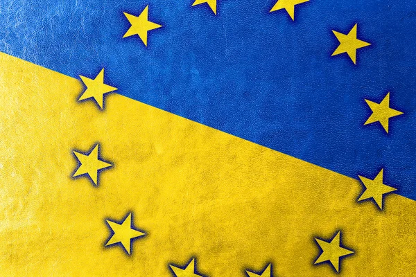 Oekraïne en EU-vlag geschilderd op lederen textuur — Stockfoto