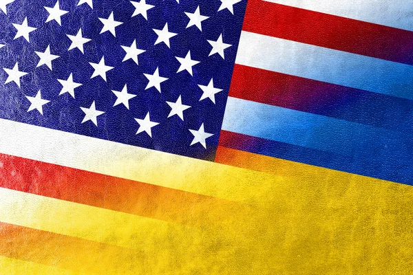 Deri dokusu üzerinde boyalı Ukrayna ve ABD bayrağı — Stok fotoğraf