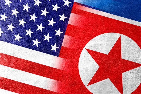 Флаг США и КНДР раскрашен на кожаной текстуре — стоковое фото