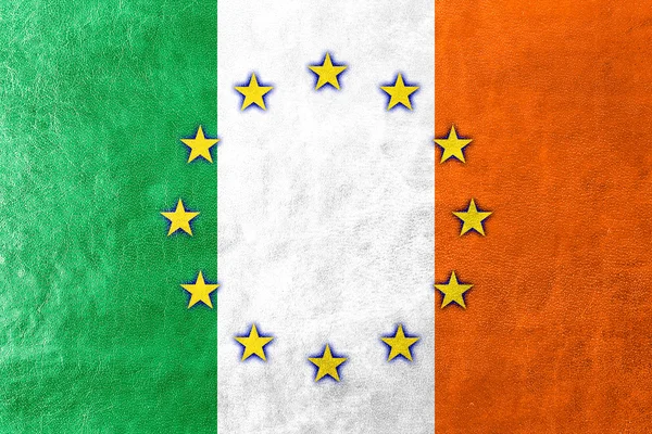 Irlande et Union européenne Drapeau peint sur la texture du cuir — Photo