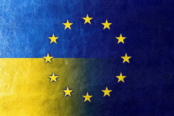 Ukraine et Union européenne Drapeau peint sur la texture du cuir — Photo