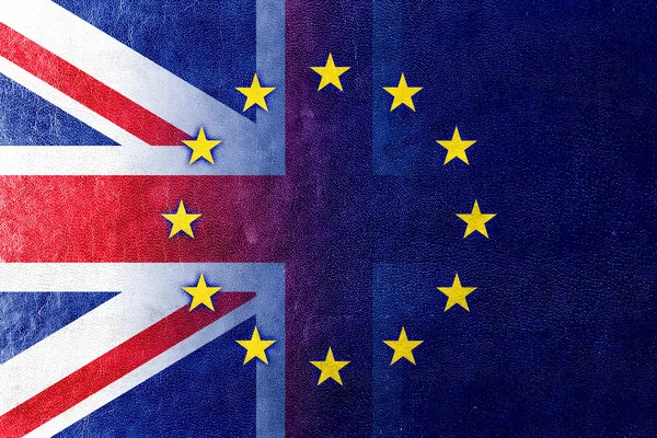 Bandera de Reino Unido y Unión Europea pintada sobre textura de cuero —  Fotos de Stock