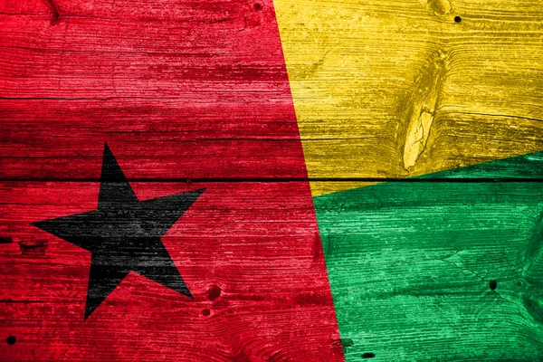 Bandera de Guinea Bissau pintada sobre madera vieja textura de tablón — Foto de Stock