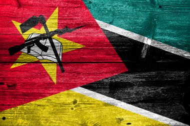 eski ahşap tahta dokusu üzerinde boyalı Mozambik bayrağı