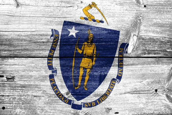 Massachusetts eyalet bayrağı eski ahşap tahta dokusu üzerinde boyalı — Stok fotoğraf