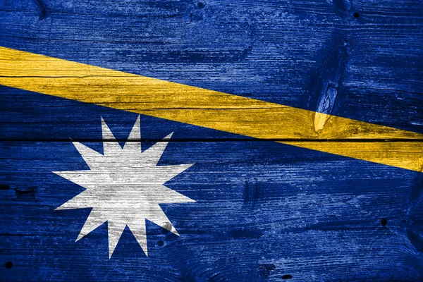 Bandera de Nauru pintada sobre madera vieja textura de tablón —  Fotos de Stock