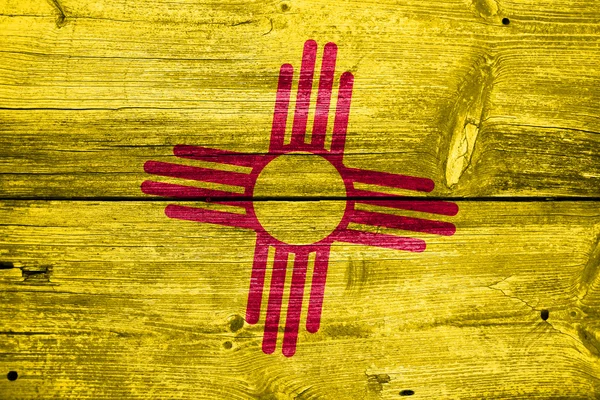 New mexico state flagga målade på gamla trä planka konsistens — Stockfoto