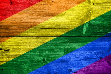 Gökkuşağı bayrağı eski ahşap tahta zemin üzerine boyalı
