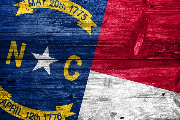 오래 된 나무 판자의 텍스처에 그려진 노스 캐롤라이나 주 깃발 — 스톡 사진