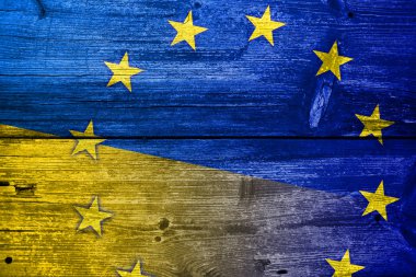 Ukrayna ve Avrupa Birliği bayrağı eski ahşap tahta dokusu üzerinde boyalı