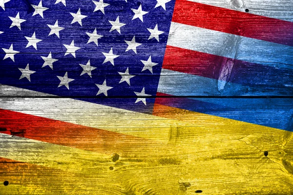 古い木の板テクスチャに描かれたウクライナ、アメリカ合衆国の旗 — ストック写真