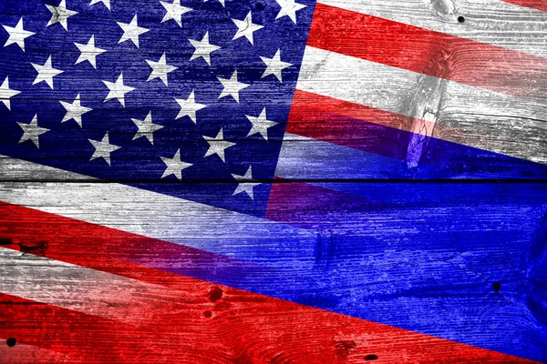 USA und Russland Flagge auf alten Holzplanken bemalt — Stockfoto