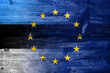 Estonya ve Avrupa Birliği bayrağı eski ahşap tahta dokusu üzerinde boyalı