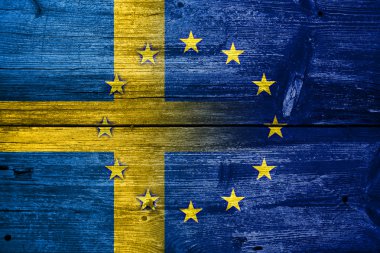 İsveç ve Avrupa Birliği bayrağı eski ahşap tahta dokusu üzerinde boyalı