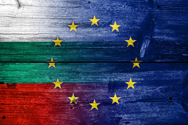 Bandera de Bulgaria y de la Unión Europea pintada sobre madera vieja textura de tablón — Foto de Stock