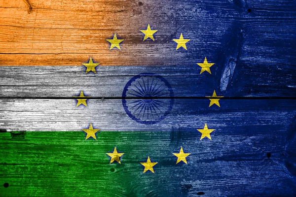 Bandera de la India y la Unión Europea pintada sobre madera vieja textura de tablón —  Fotos de Stock