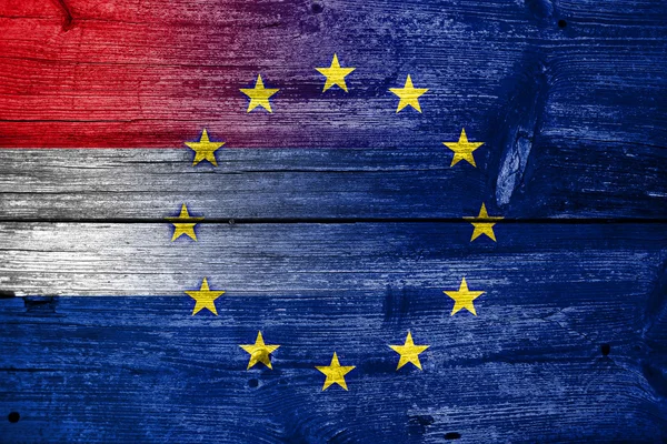 Bendera Belanda dan Uni Eropa dicat pada tekstur papan kayu tua — Stok Foto