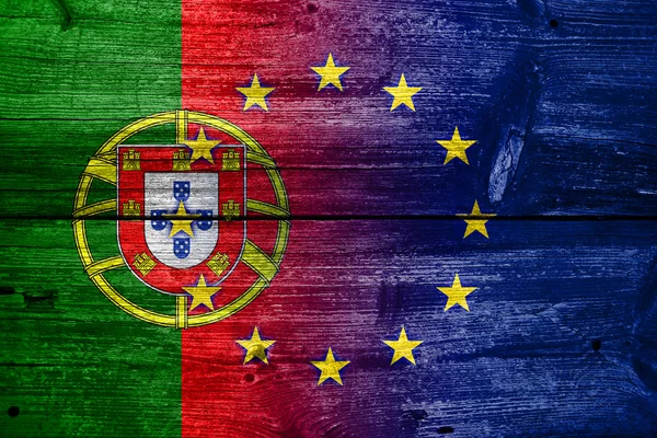 Portugalia i flaga Unii Europejskiej malowane na stary tekstura drewna deski — Zdjęcie stockowe