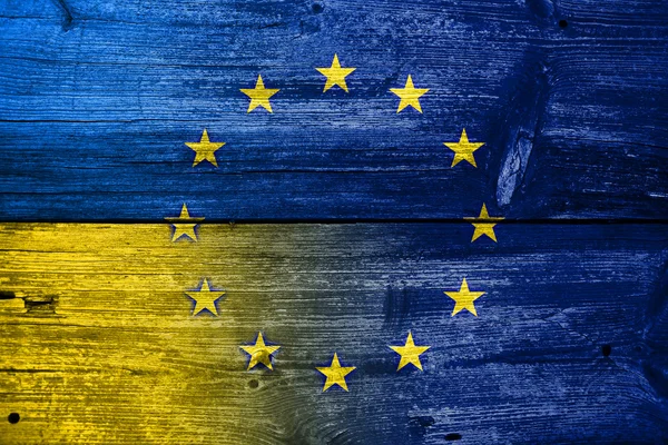 Bandera de Ucrania y de la Unión Europea pintada sobre madera vieja textura de tablón —  Fotos de Stock