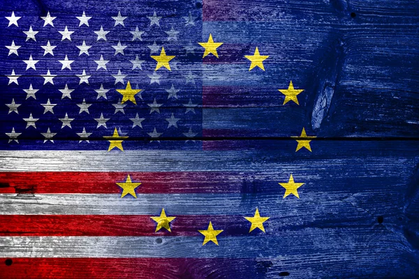 Stati Uniti e Unione Europea Bandiera dipinta su legno vecchio — Foto Stock