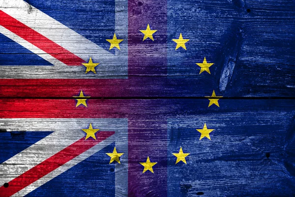 Bandera del Reino Unido y de la Unión Europea pintada sobre madera vieja textura de tablón —  Fotos de Stock