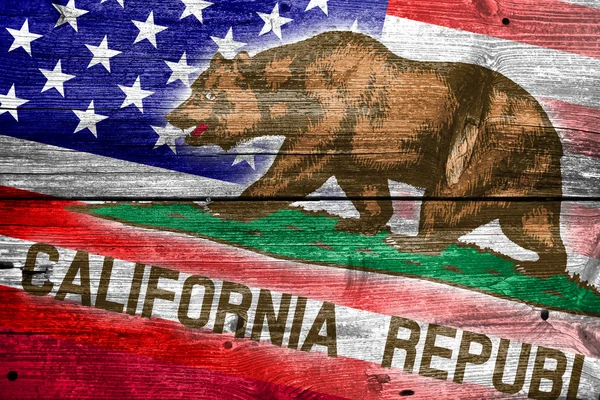 USA och California State flagga målade på gamla trä planka konsistens — Stockfoto