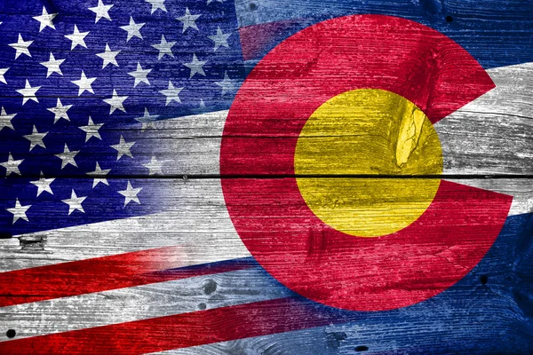 संयुक्त राज्य अमेरिका और कोलोराडो राज्य ध्वज पुराने लकड़ी के तख्ते बनावट पर चित्रित — स्टॉक फ़ोटो, इमेज