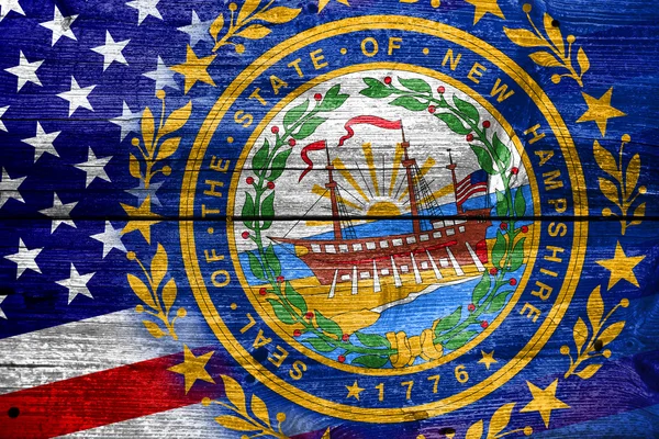 Stati Uniti e New Hampshire Bandiera di Stato dipinta su legno vecchio trama tavola — Foto Stock