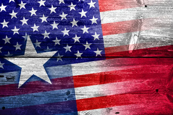 Boyalı eski ahşap tahta dokusu üzerinde ABD ve Texas devlet bayrağı — Stok fotoğraf