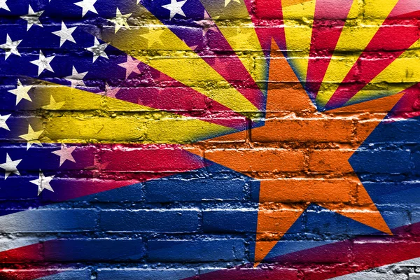 Bandera de Estados Unidos y Arizona pintada en la pared de ladrillo — Foto de Stock