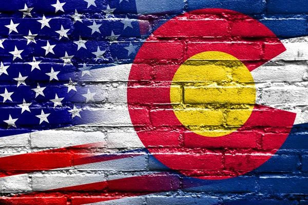 Bandera de Estados Unidos y Colorado pintada en la pared de ladrillo — Foto de Stock