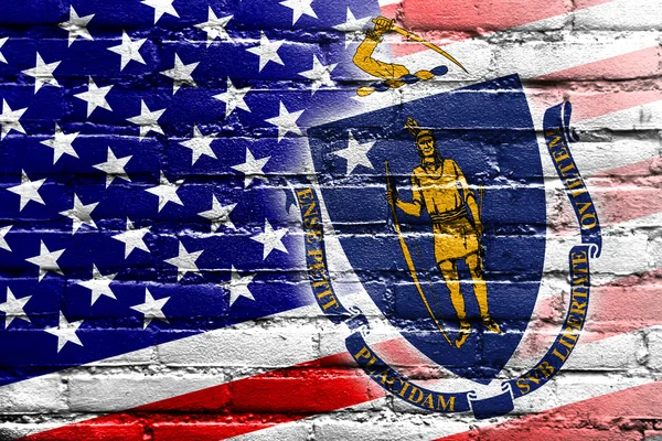 USA i Flaga stanu Massachusetts malowane na mur z cegły — Zdjęcie stockowe
