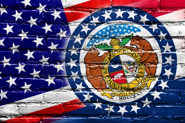 Флаг США и Миссури раскрашен на кирпичной стене — стоковое фото