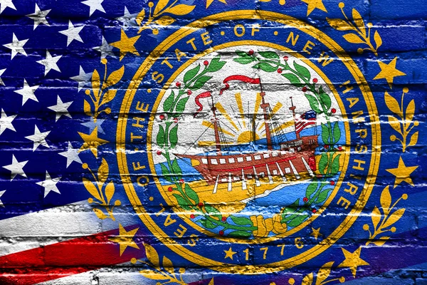 ΗΠΑ και New Hampshire κρατική σημαία ζωγραφισμένο σε τοίχο από τούβλα — Φωτογραφία Αρχείου