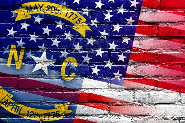 Bandiera di Stato USA e Carolina del Nord dipinta su muro di mattoni — Foto Stock