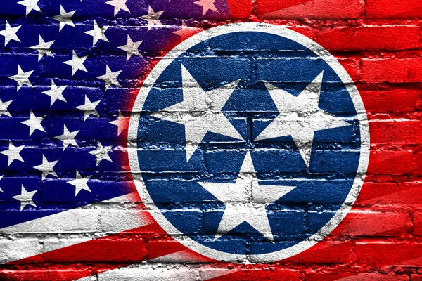 Флаг США и штата Теннесси раскрашен на кирпичной стене — стоковое фото