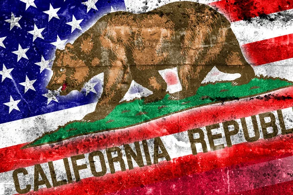 グランジの壁に描かれた米国およびカリフォルニア州の旗 — ストック写真