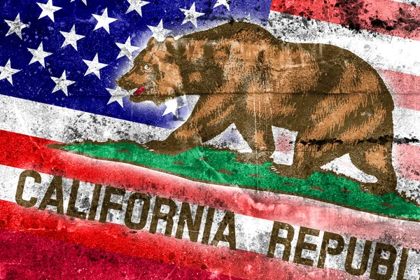 USA och California State flagga målade på grunge vägg — Stockfoto