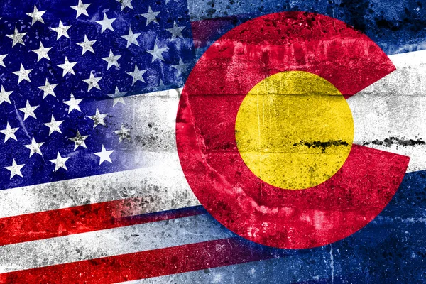 USA und Colorado State Flagge auf Grunge-Wand gemalt — Stockfoto