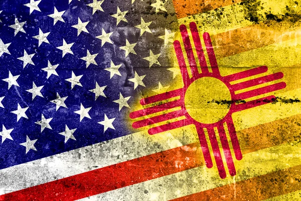 USA och New Mexico State flagga målade på grunge vägg — Stockfoto
