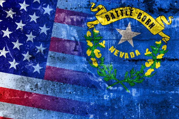 Drapeau d'État des États-Unis et du Nevada peint sur un mur de grunge — Photo