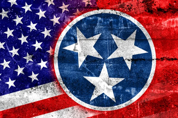 Флаг США и штата Теннесси нарисован на гранж-стене — стоковое фото